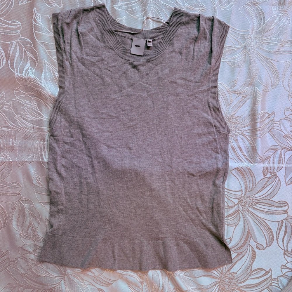 📣ANY 3 @ $33 - $6.99 ship📣 ICHI Sleeveless Knit Tank Top Gray Ruching